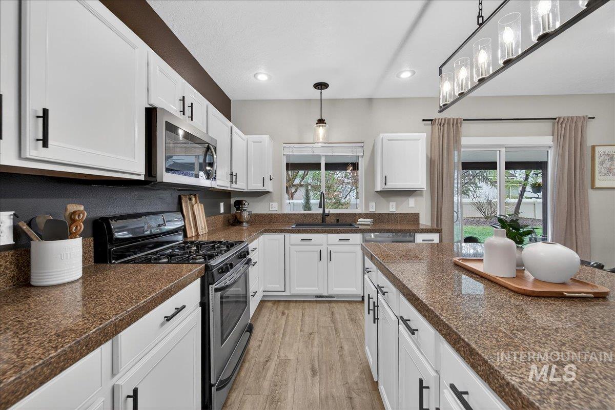 1826 N Henderson Ave, Meridian, Idaho 83646, 4 Bedrooms, 3 Bathrooms, Residential For Sale, Price $619,900, 98980956