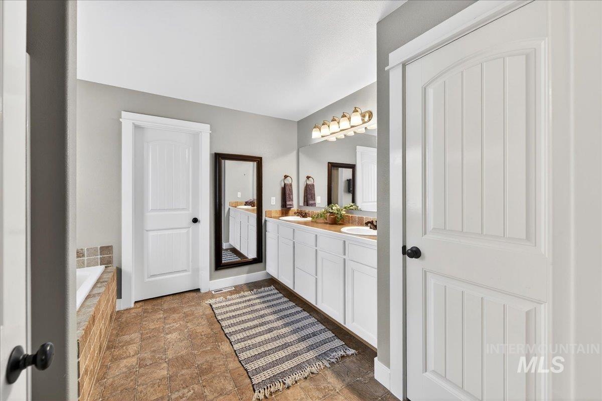 1826 N Henderson Ave, Meridian, Idaho 83646, 4 Bedrooms, 3 Bathrooms, Residential For Sale, Price $619,900, 98980956