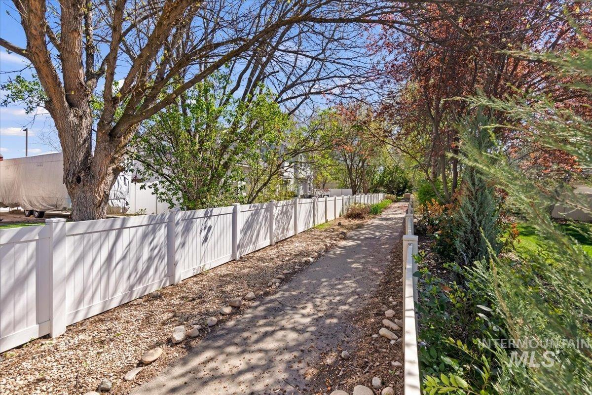 1826 N Henderson Ave, Meridian, Idaho 83646, 4 Bedrooms, 3 Bathrooms, Residential For Sale, Price $619,900, 98980956