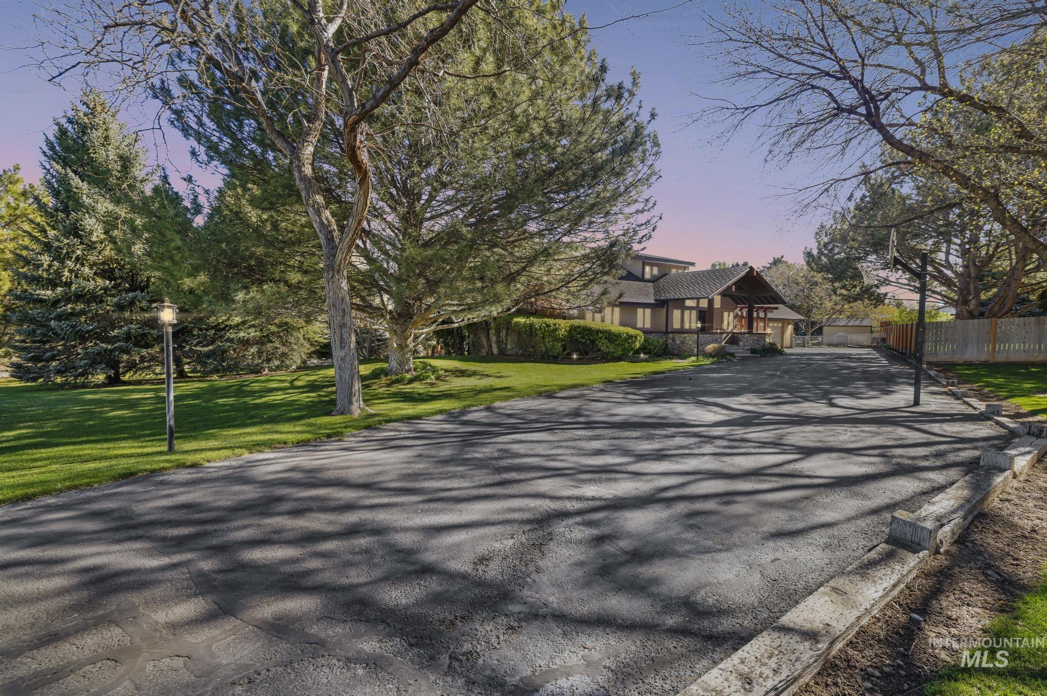 1172 Hankins Rd N, Twin Falls, Idaho 83301, 5 Bedrooms, 3 Bathrooms, Residential For Sale, Price $825,000, 98980958