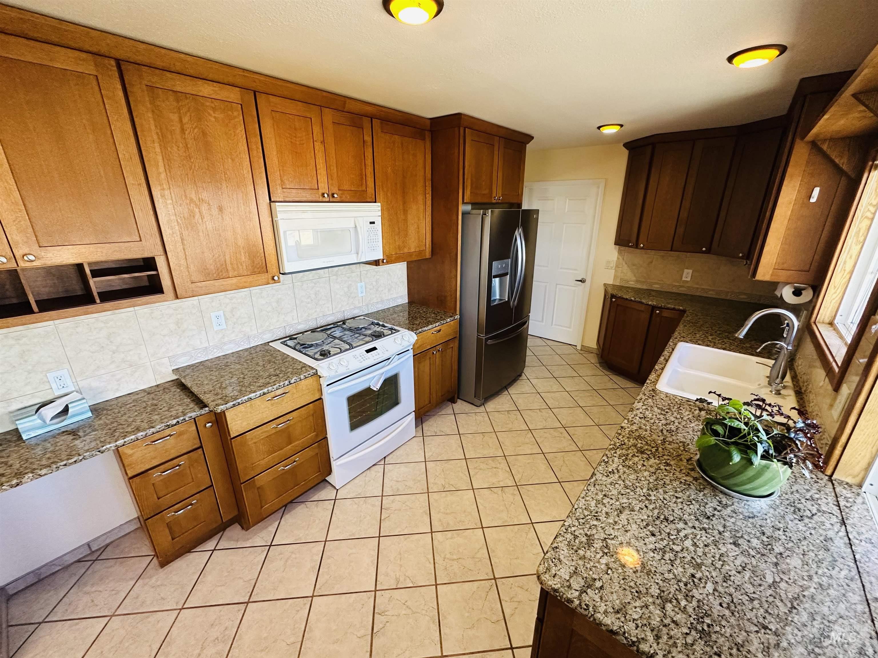 319 SnowMoody way, Ontario, Oregon 97914, 3 Bedrooms, 2 Bathrooms, Residential For Sale, Price $729,000, 98980964