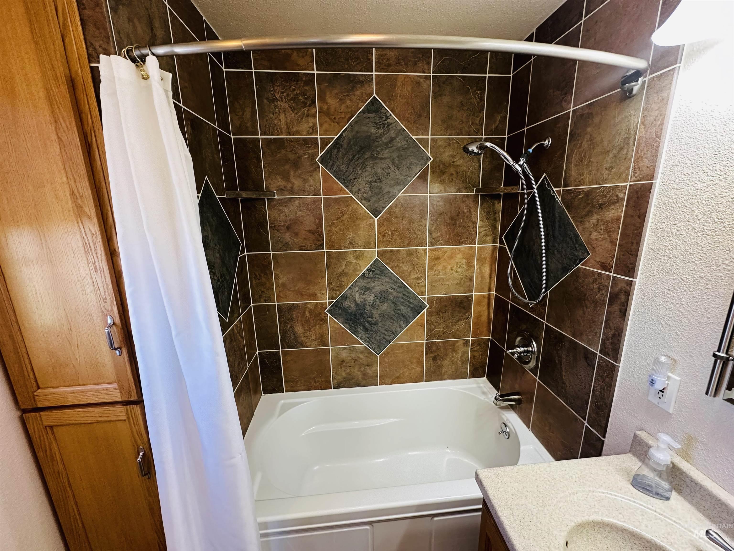 319 SnowMoody way, Ontario, Oregon 97914, 3 Bedrooms, 2 Bathrooms, Residential For Sale, Price $729,000,MLS 98980964