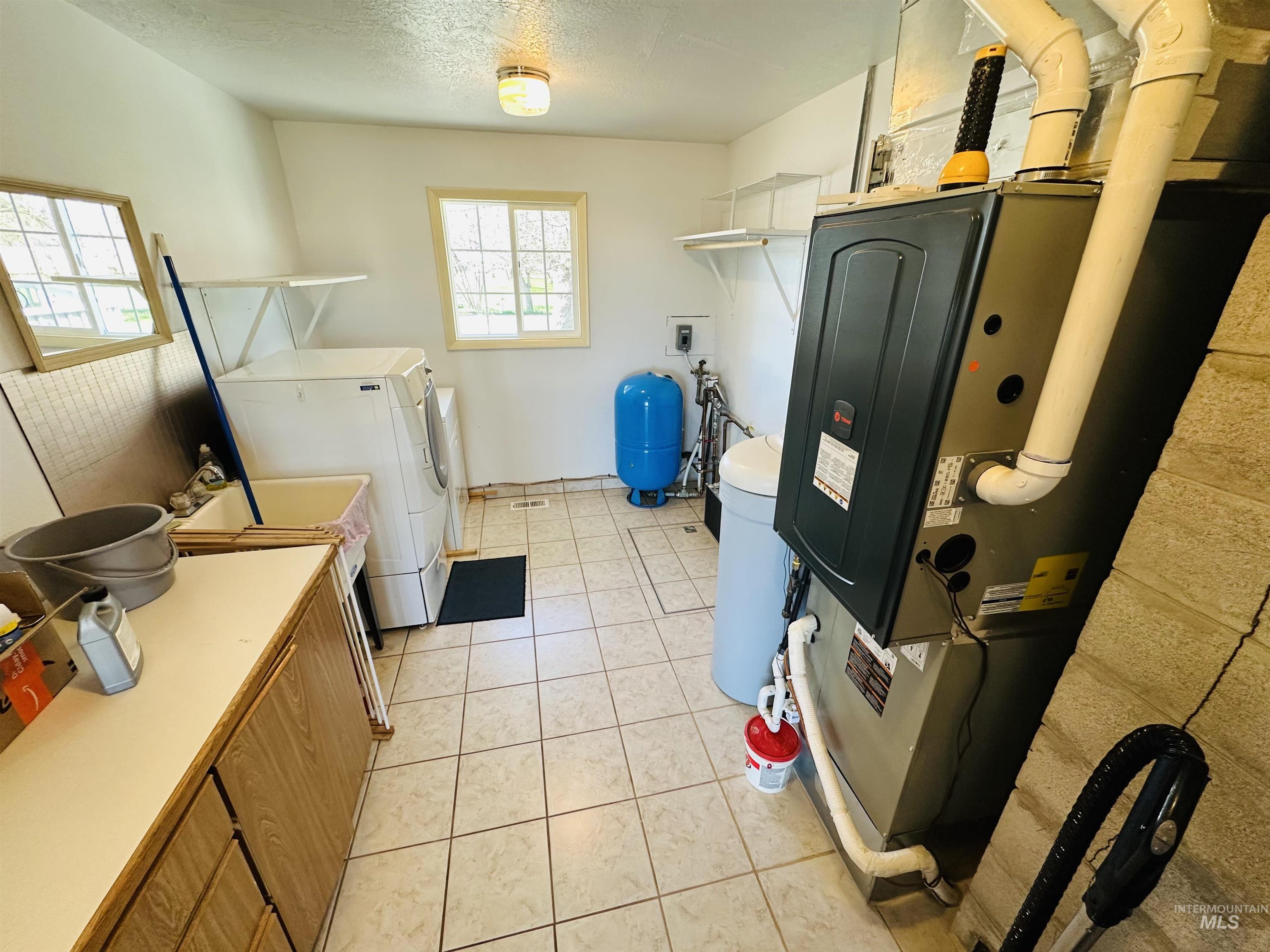 319 SnowMoody way, Ontario, Oregon 97914, 3 Bedrooms, 2 Bathrooms, Residential For Sale, Price $729,000,MLS 98980964