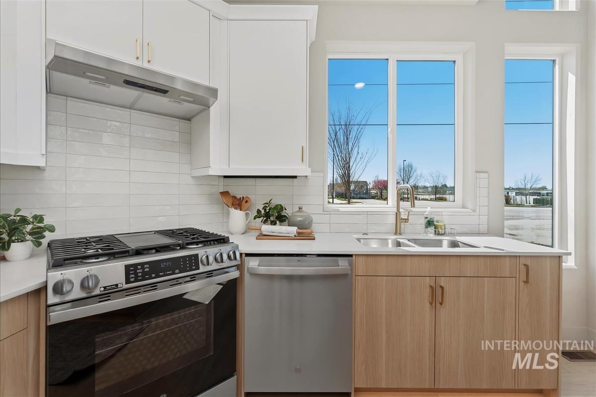 29 N Feather Reed Ave., Meridian, Idaho 83642, 3 Bedrooms, 2.5 Bathrooms, Residential For Sale, Price $619,900, 98981004