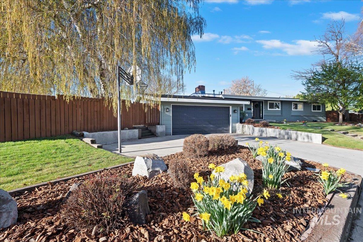 2617 N Alamo Rd, Boise, Idaho 83704-6177, 4 Bedrooms, 2.5 Bathrooms, Residential For Sale, Price $559,000, 98981005