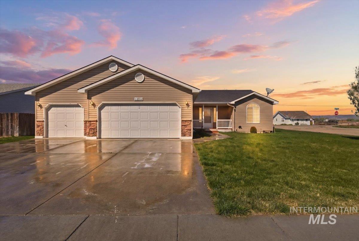 1284 NW Mandarin St, Mountain Home, Idaho 83647-2483, 3 Bedrooms, 2 Bathrooms, Residential For Sale, Price $379,900,MLS 98981008