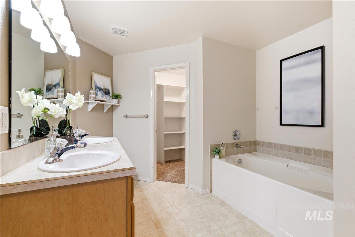 1284 NW Mandarin St, Mountain Home, Idaho 83647-2483, 3 Bedrooms, 2 Bathrooms, Residential For Sale, Price $379,900, 98981008