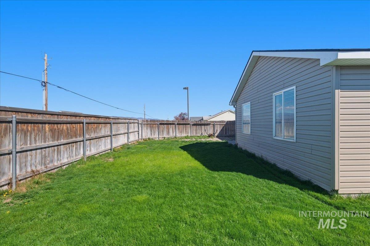 1284 NW Mandarin St, Mountain Home, Idaho 83647-2483, 3 Bedrooms, 2 Bathrooms, Residential For Sale, Price $379,900, 98981008