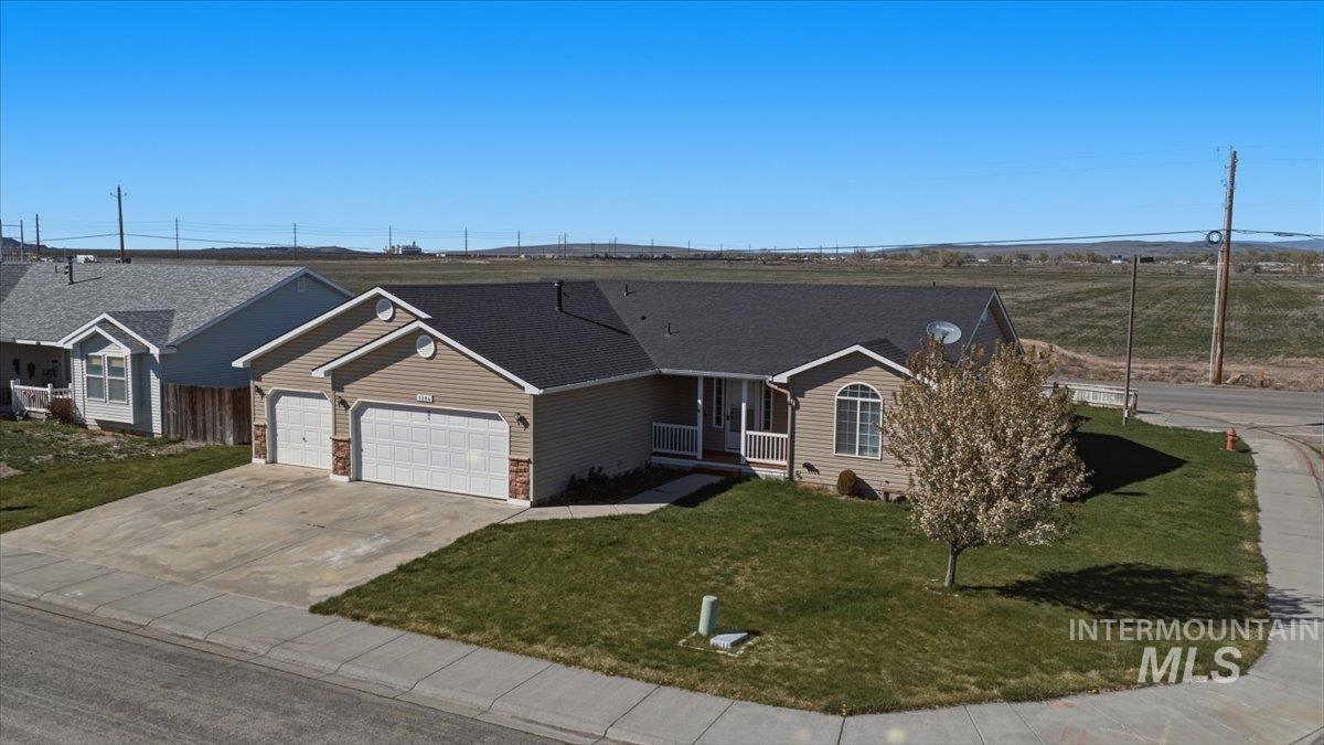 1284 NW Mandarin St, Mountain Home, Idaho 83647-2483, 3 Bedrooms, 2 Bathrooms, Residential For Sale, Price $379,900, 98981008