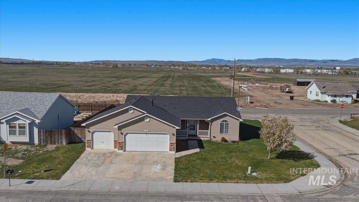 1284 NW Mandarin St, Mountain Home, Idaho 83647-2483, 3 Bedrooms, 2 Bathrooms, Residential For Sale, Price $379,900, 98981008