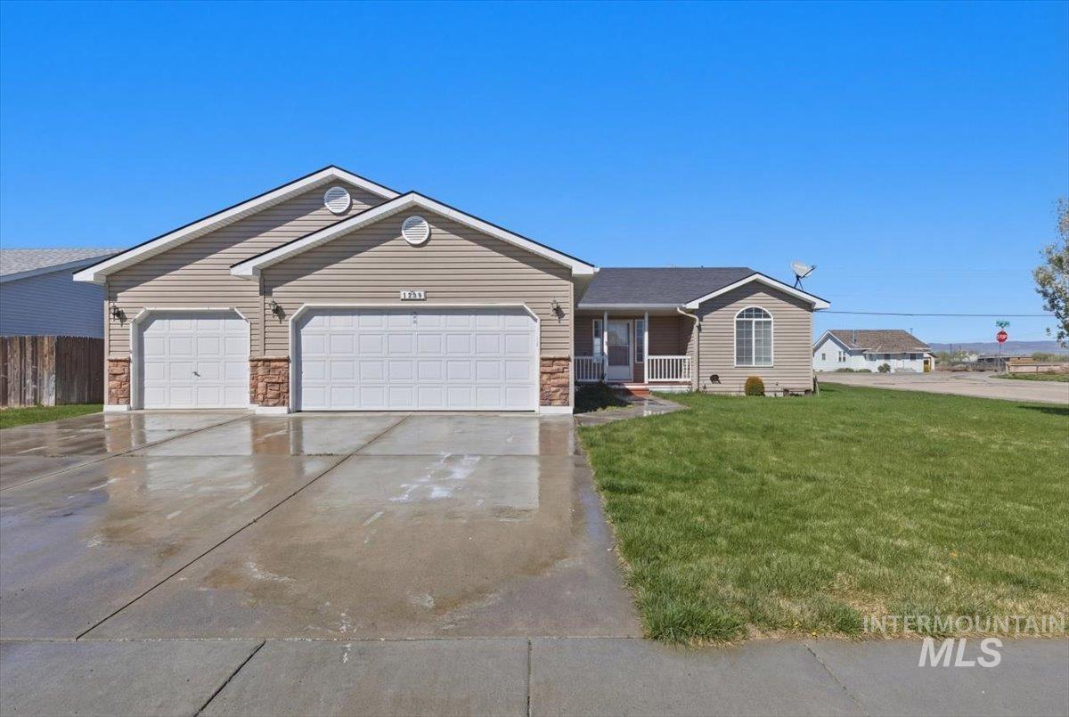 1284 NW Mandarin St, Mountain Home, Idaho 83647-2483, 3 Bedrooms, 2 Bathrooms, Residential For Sale, Price $379,900, 98981008