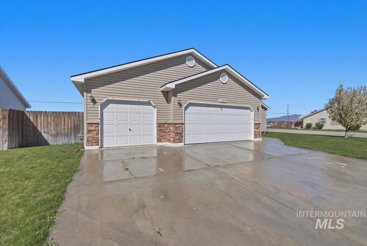 1284 NW Mandarin St, Mountain Home, Idaho 83647-2483, 3 Bedrooms, 2 Bathrooms, Residential For Sale, Price $379,900, 98981008