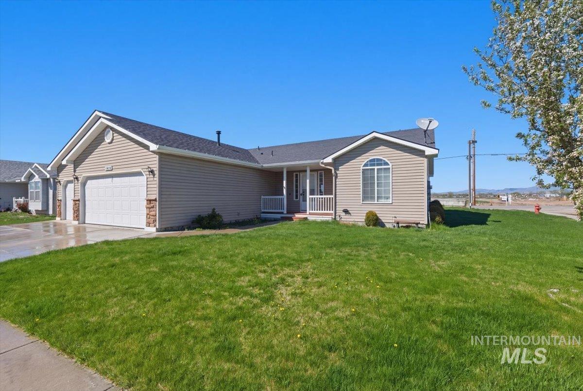 1284 NW Mandarin St, Mountain Home, Idaho 83647-2483, 3 Bedrooms, 2 Bathrooms, Residential For Sale, Price $379,900, 98981008