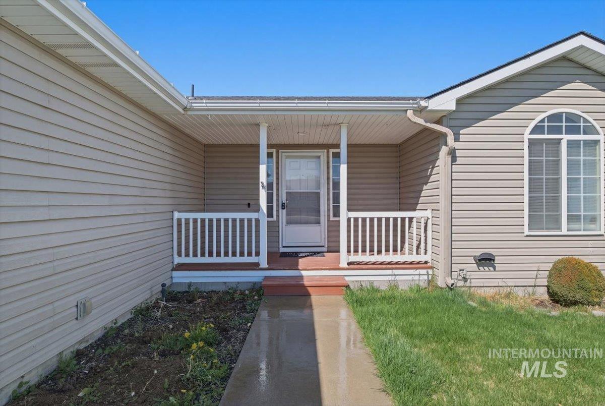 1284 NW Mandarin St, Mountain Home, Idaho 83647-2483, 3 Bedrooms, 2 Bathrooms, Residential For Sale, Price $379,900, 98981008