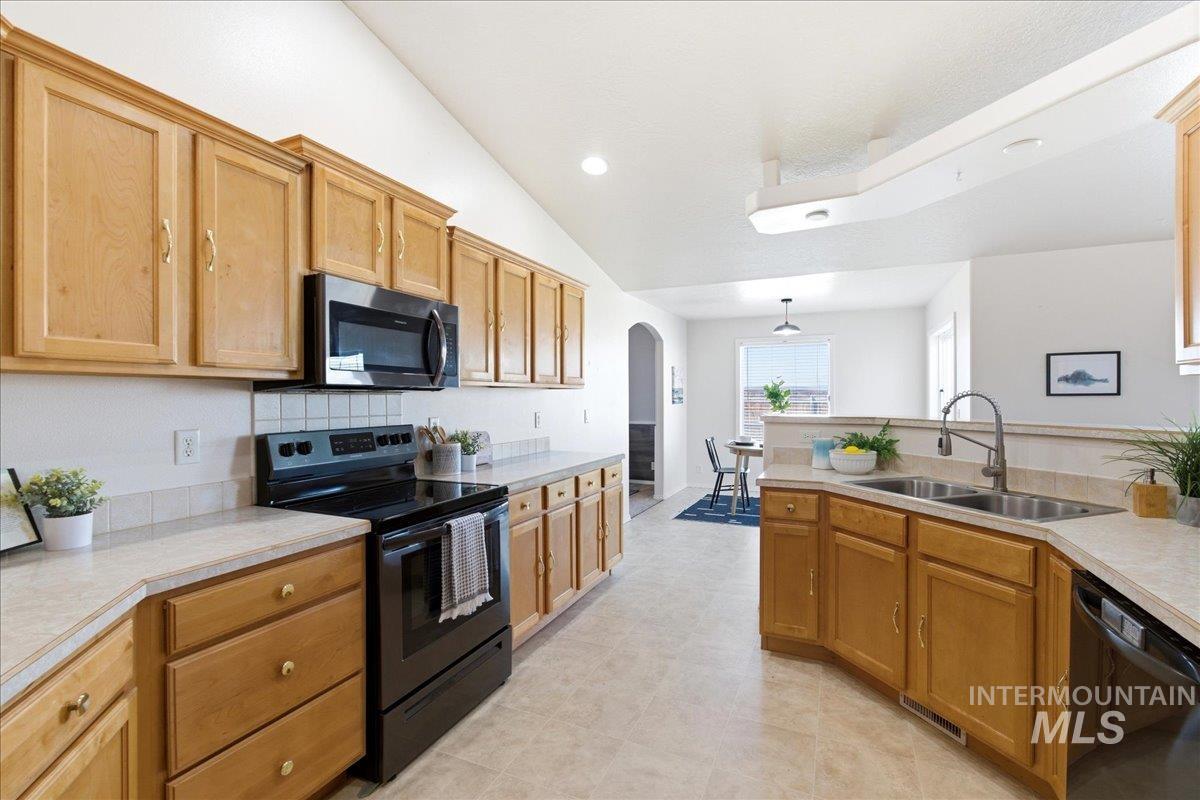 1284 NW Mandarin St, Mountain Home, Idaho 83647-2483, 3 Bedrooms, 2 Bathrooms, Residential For Sale, Price $379,900, 98981008