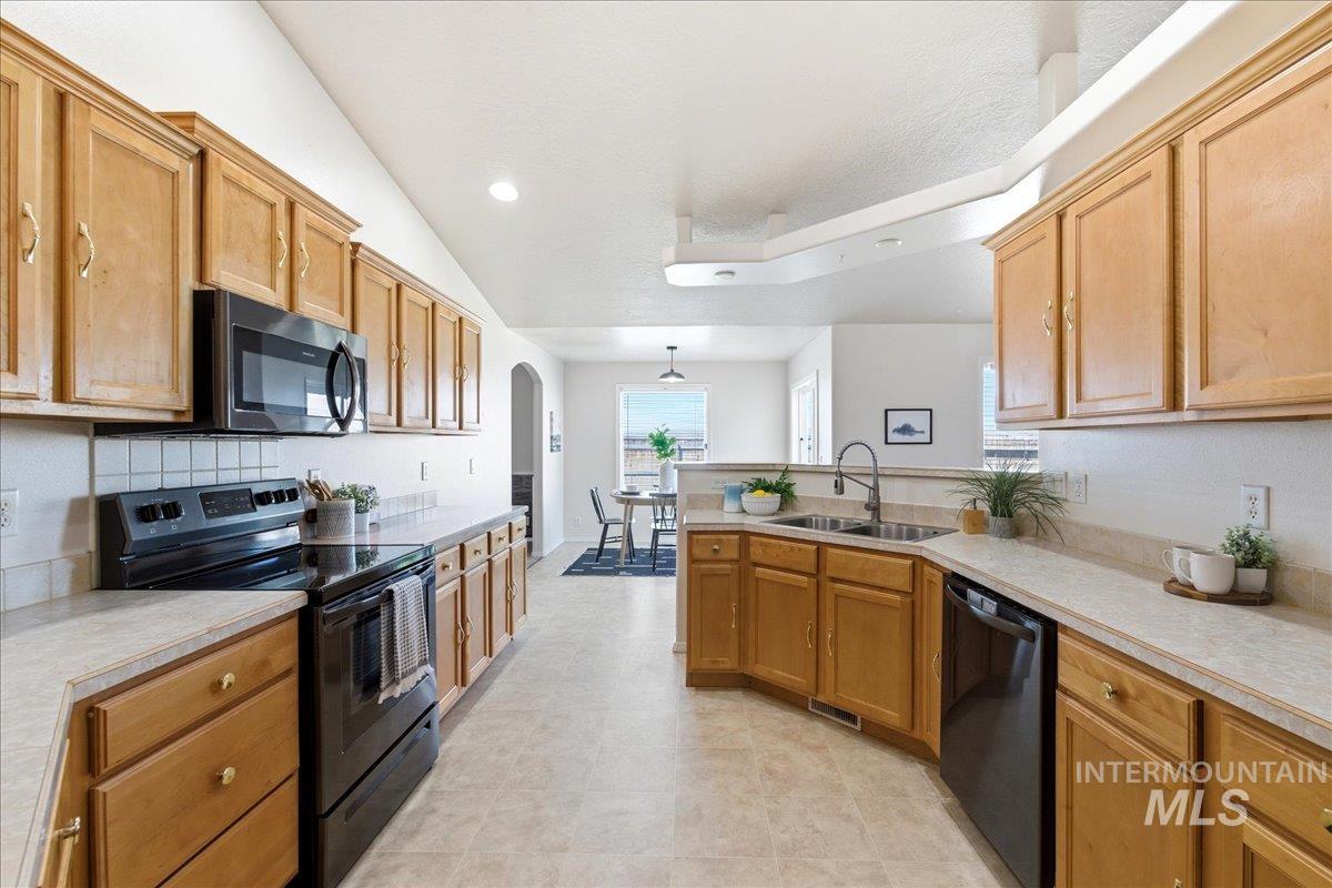 1284 NW Mandarin St, Mountain Home, Idaho 83647-2483, 3 Bedrooms, 2 Bathrooms, Residential For Sale, Price $379,900, 98981008