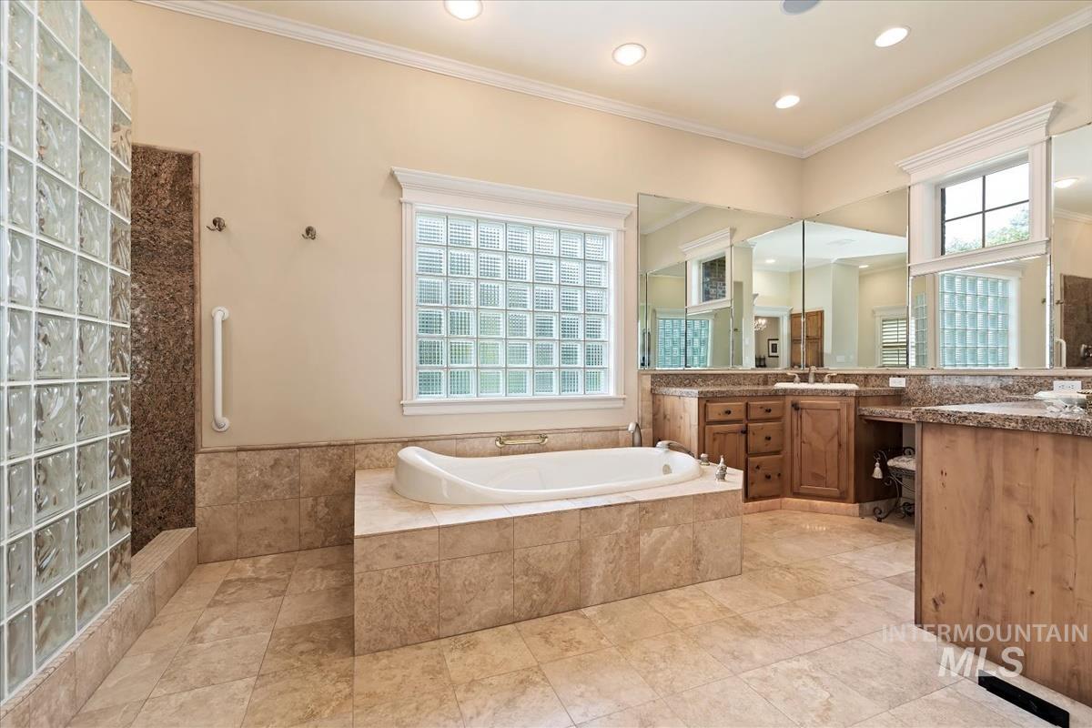 2562 Lauren Dr, Ontario, Oregon 97914, 4 Bedrooms, 4 Bathrooms, Residential For Sale, Price $875,000, 98981011