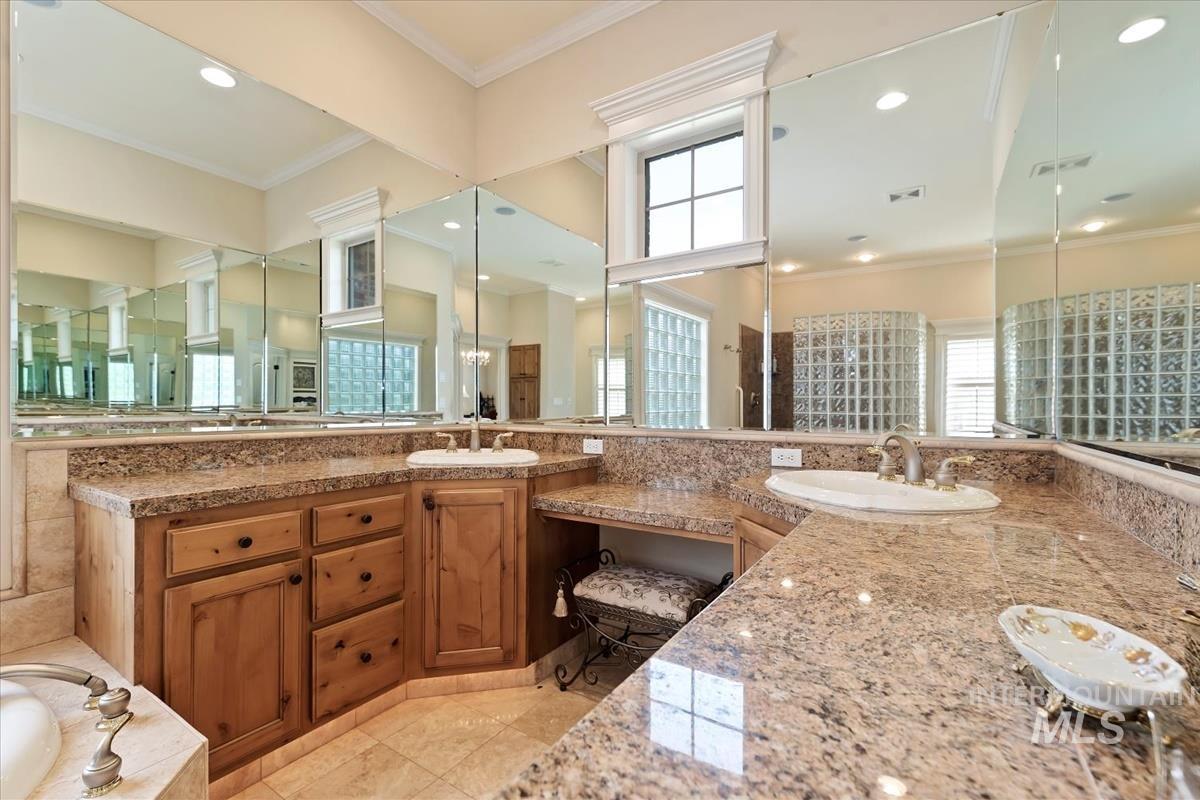 2562 Lauren Dr, Ontario, Oregon 97914, 4 Bedrooms, 4 Bathrooms, Residential For Sale, Price $875,000, 98981011