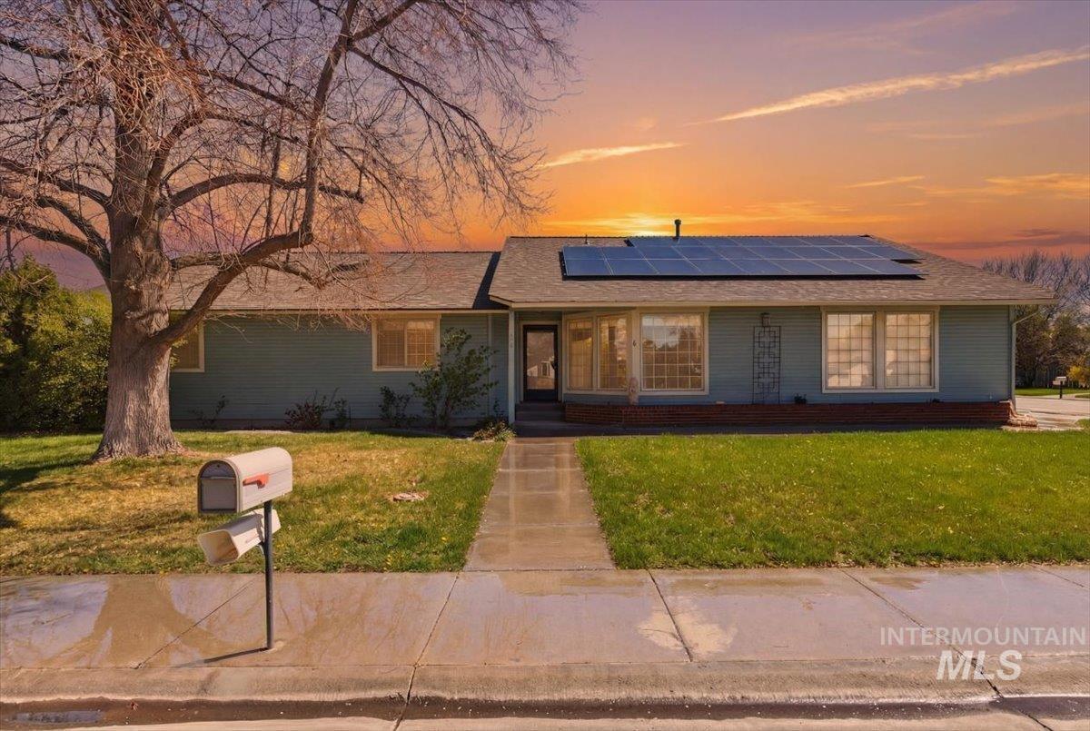 910 N 14th East, Mountain Home, Idaho 83647, 3 Bedrooms, 2.5 Bathrooms, Residential For Sale, Price $425,000, 98981023