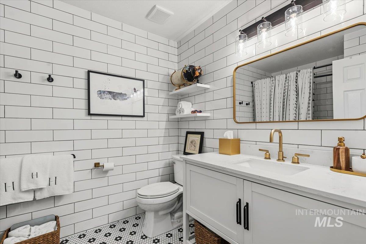 1917 E Shalimar Dr, Eagle, Idaho 83616-4071, 4 Bedrooms, 2.5 Bathrooms, Residential For Sale, Price $710,000, 98981036