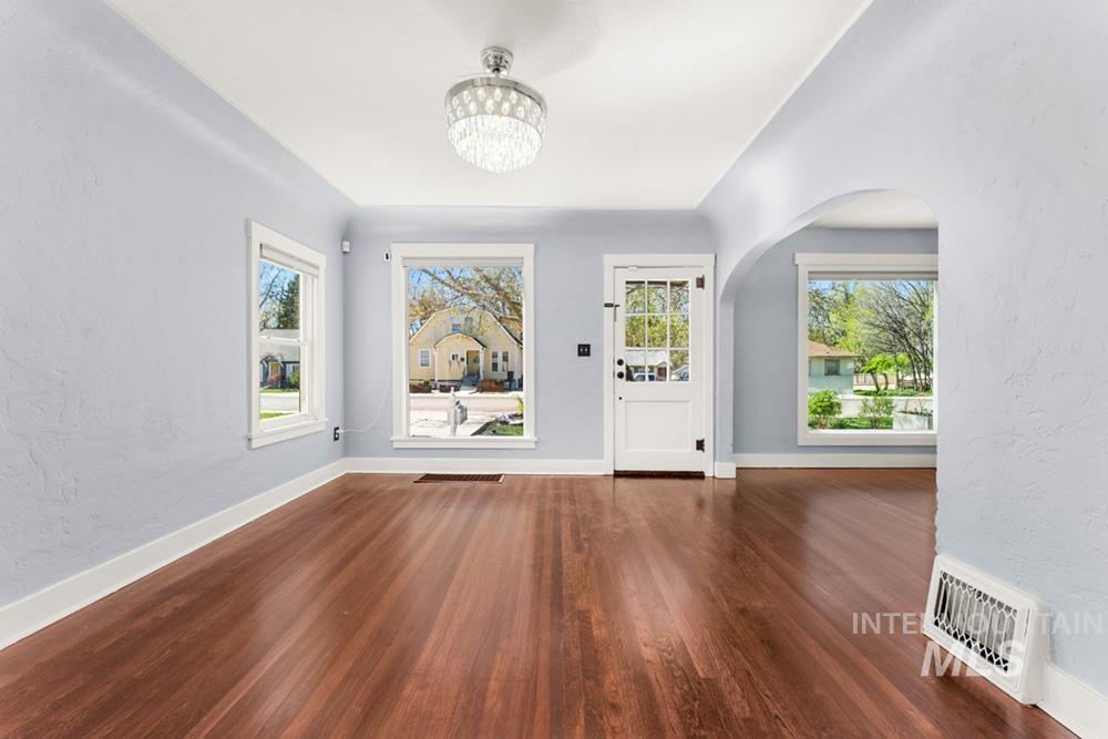 302 S Peasley St, Boise, Idaho 83705, 4 Bedrooms, 3 Bathrooms, Residential For Sale, Price $550,000, 98981040