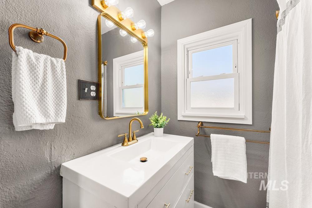 302 S Peasley St, Boise, Idaho 83705, 4 Bedrooms, 3 Bathrooms, Residential For Sale, Price $550,000, 98981040