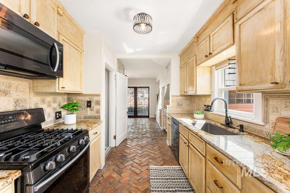 302 S Peasley St, Boise, Idaho 83705, 4 Bedrooms, 3 Bathrooms, Residential For Sale, Price $550,000, 98981040