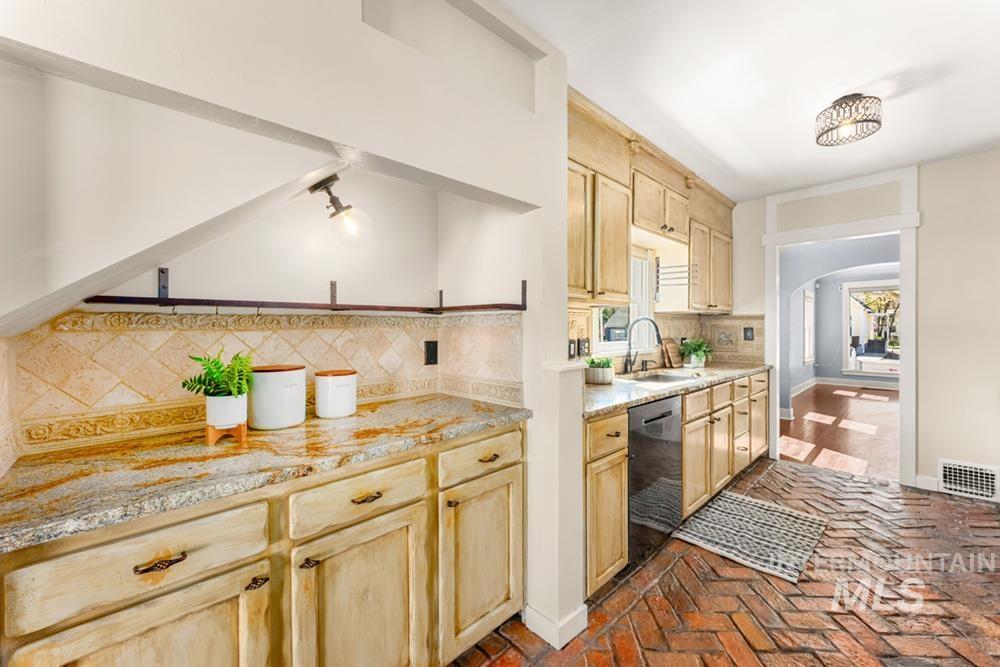 302 S Peasley St, Boise, Idaho 83705, 4 Bedrooms, 3 Bathrooms, Residential For Sale, Price $550,000, 98981040