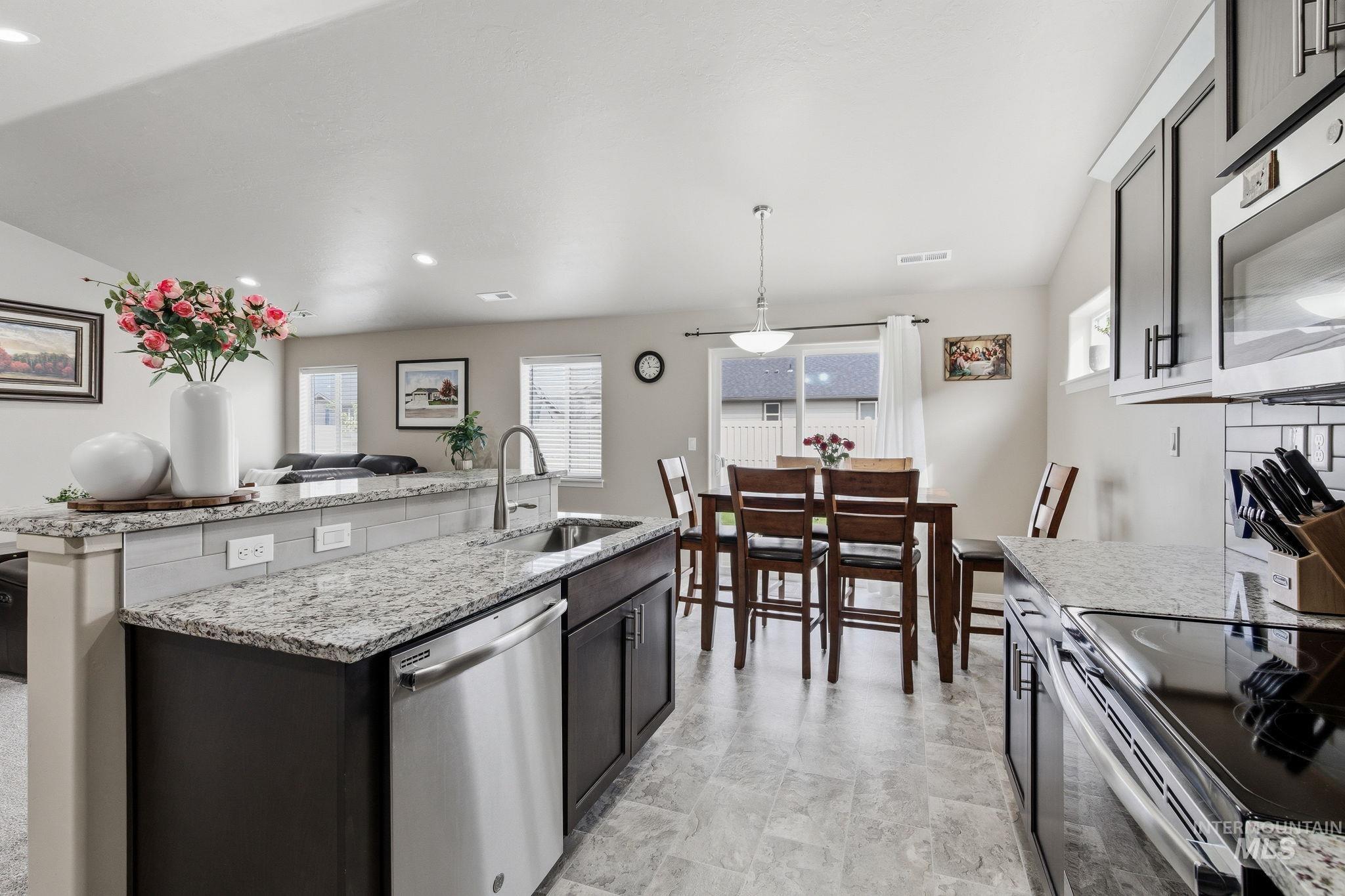 612 Diamond Lake St, Middleton, Idaho 83644, 3 Bedrooms, 2 Bathrooms, Residential For Sale, Price $384,999, 98981101