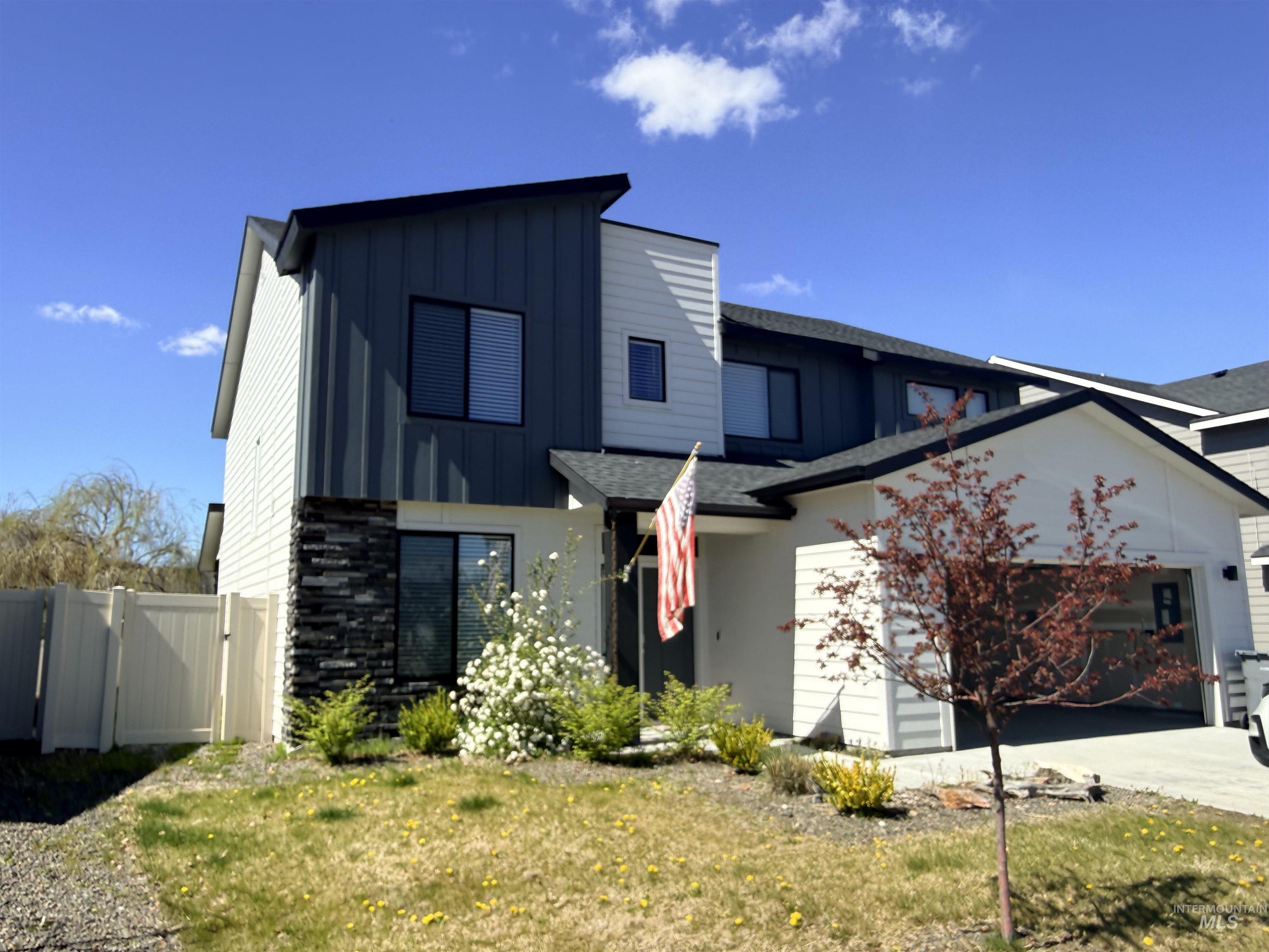 1093 N Bowknot Lake Pl, Star, Idaho 83669, 5 Bedrooms, 2.5 Bathrooms, Residential For Sale, Price $564,900, 98981115