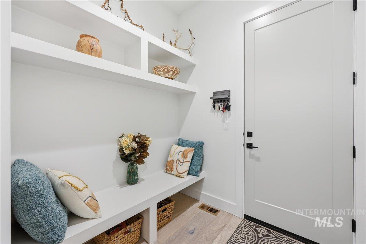 503 N Creekwater Ave, Eagle, Idaho 83616, 4 Bedrooms, 3.5 Bathrooms, Residential For Sale, Price $1,150,000, 98981116