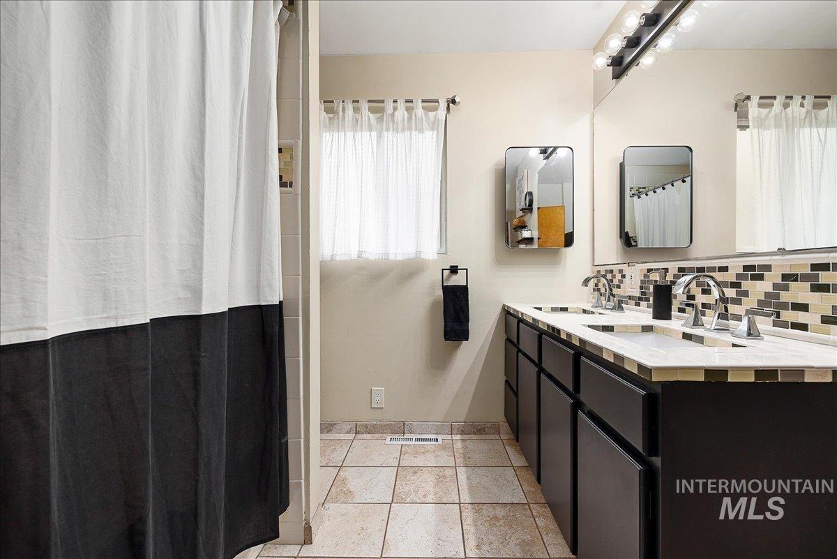 1025 W Highland View Dr, Boise, Idaho 83702, 3 Bedrooms, 2 Bathrooms, Residential For Sale, Price $750,000, 98981123