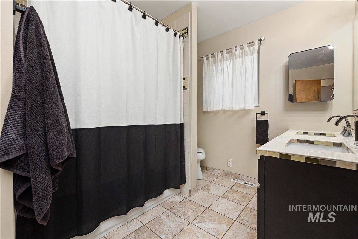 1025 W Highland View Dr, Boise, Idaho 83702, 3 Bedrooms, 2 Bathrooms, Residential For Sale, Price $750,000, 98981123