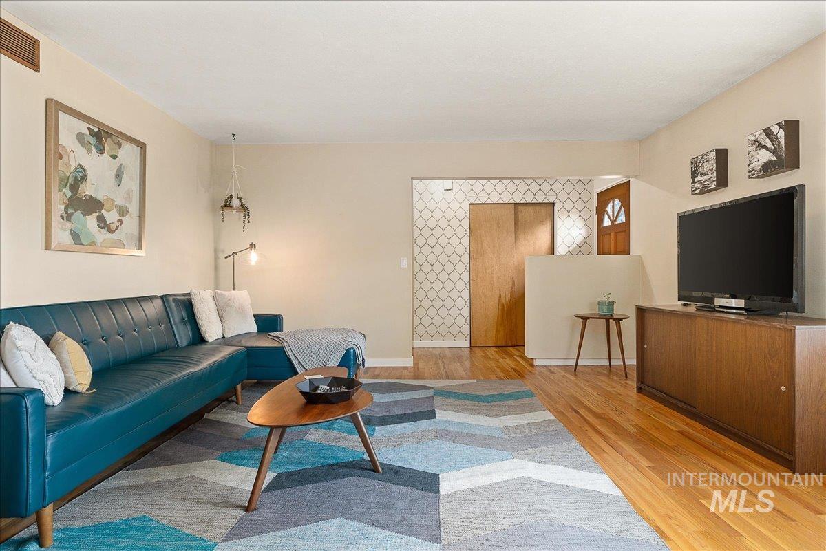 1025 W Highland View Dr, Boise, Idaho 83702, 3 Bedrooms, 2 Bathrooms, Residential For Sale, Price $750,000, 98981123