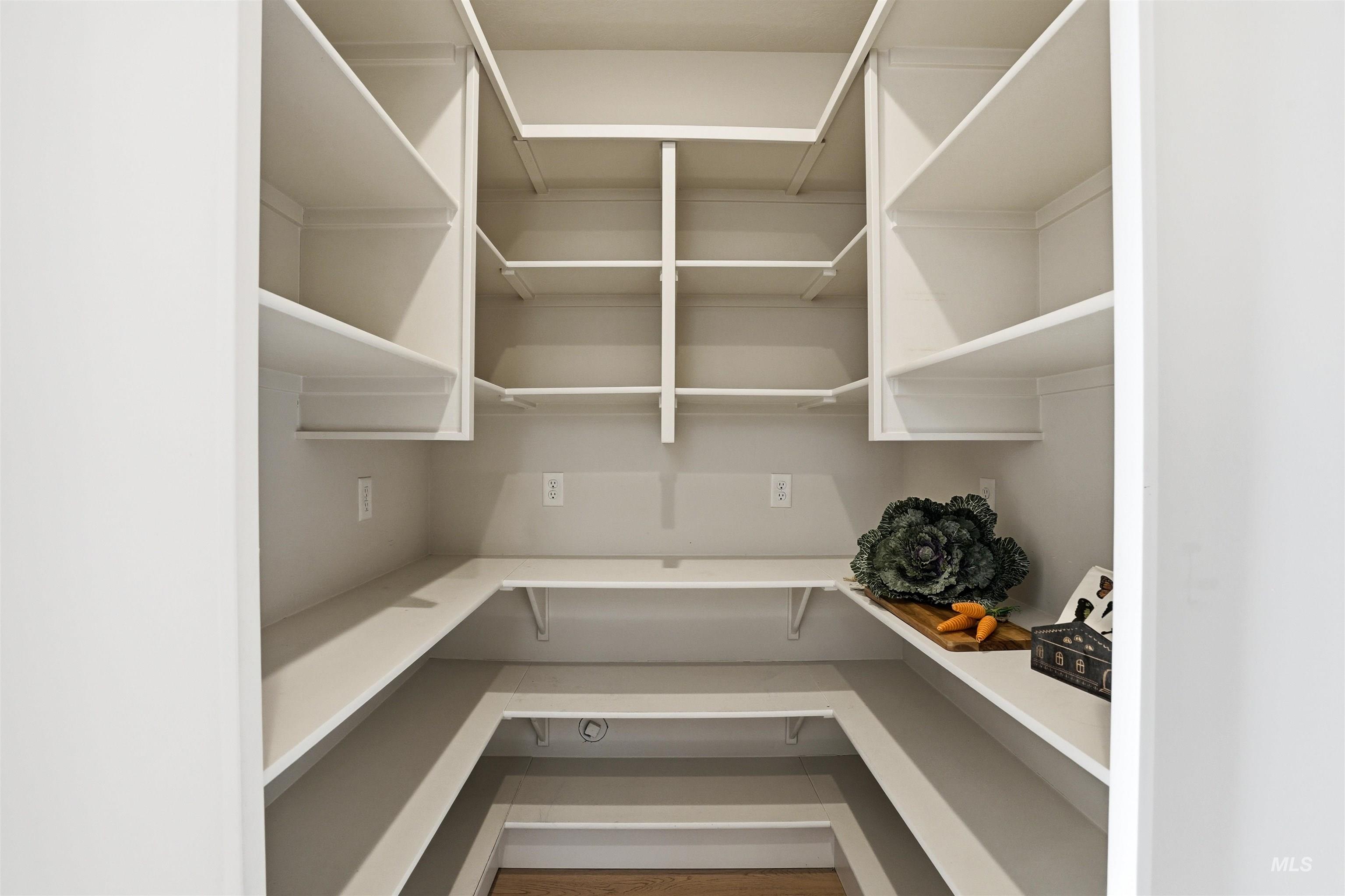 6839 N Willowside Ave, Meridian, Idaho 83646, 6 Bedrooms, 3.5 Bathrooms, Residential For Sale, Price $950,000, 98981124