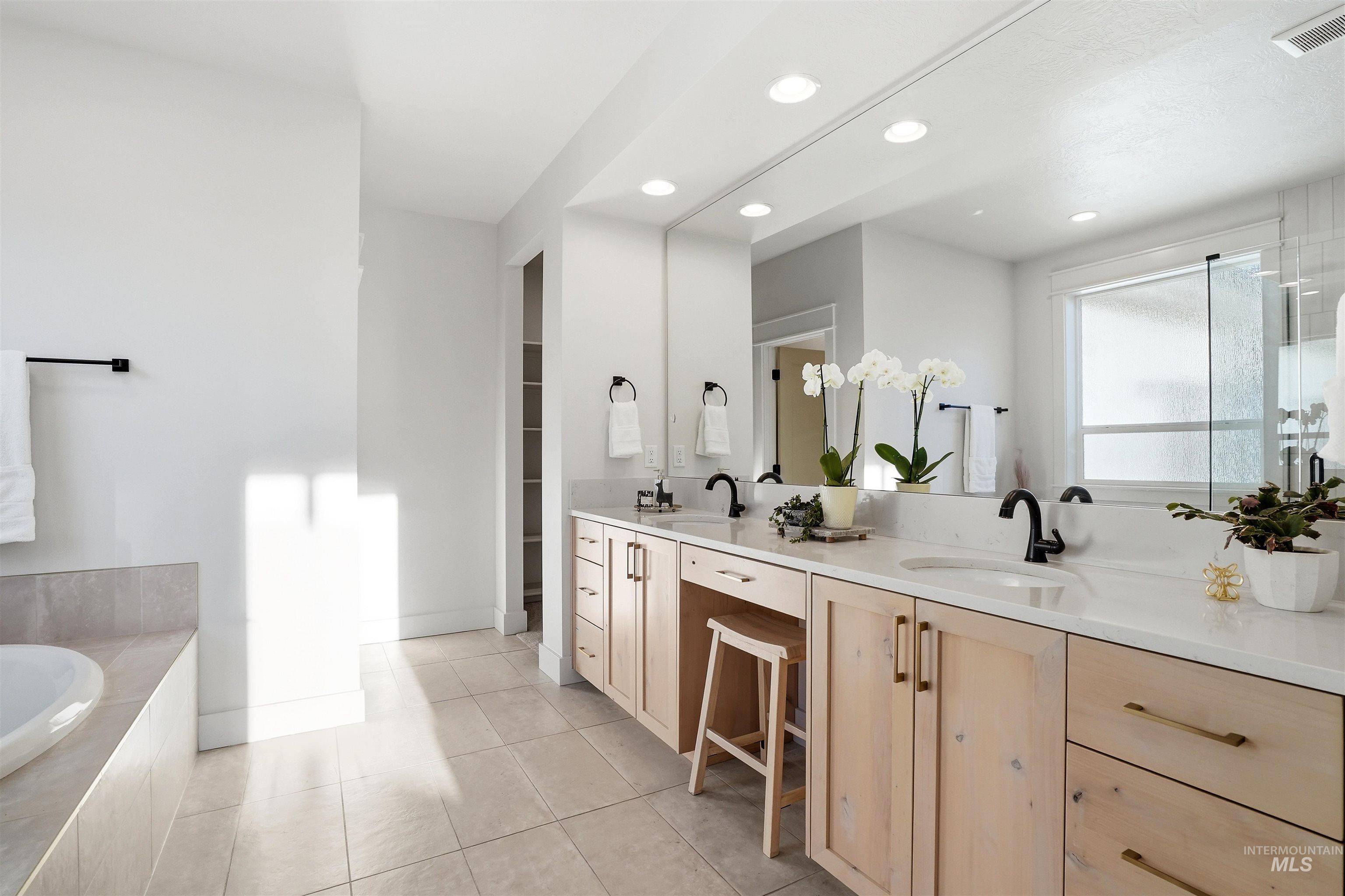 6839 N Willowside Ave, Meridian, Idaho 83646, 6 Bedrooms, 3.5 Bathrooms, Residential For Sale, Price $950,000, 98981124