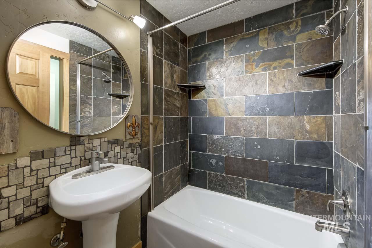 1112 N Whitewater Park Blvd, Boise, Idaho 83703, 3 Bedrooms, 2 Bathrooms, Residential For Sale, Price $569,900, 98981132