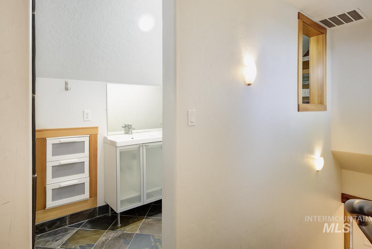 1112 N Whitewater Park Blvd, Boise, Idaho 83703, 3 Bedrooms, 2 Bathrooms, Residential For Sale, Price $569,900, 98981132