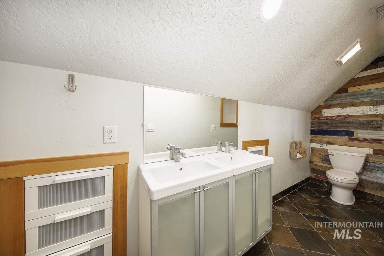 1112 N Whitewater Park Blvd, Boise, Idaho 83703, 3 Bedrooms, 2 Bathrooms, Residential For Sale, Price $569,900, 98981132