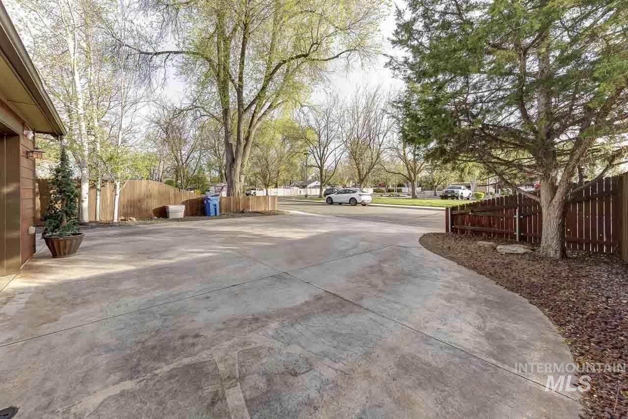 1112 N Whitewater Park Blvd, Boise, Idaho 83703, 3 Bedrooms, 2 Bathrooms, Residential For Sale, Price $569,900, 98981132