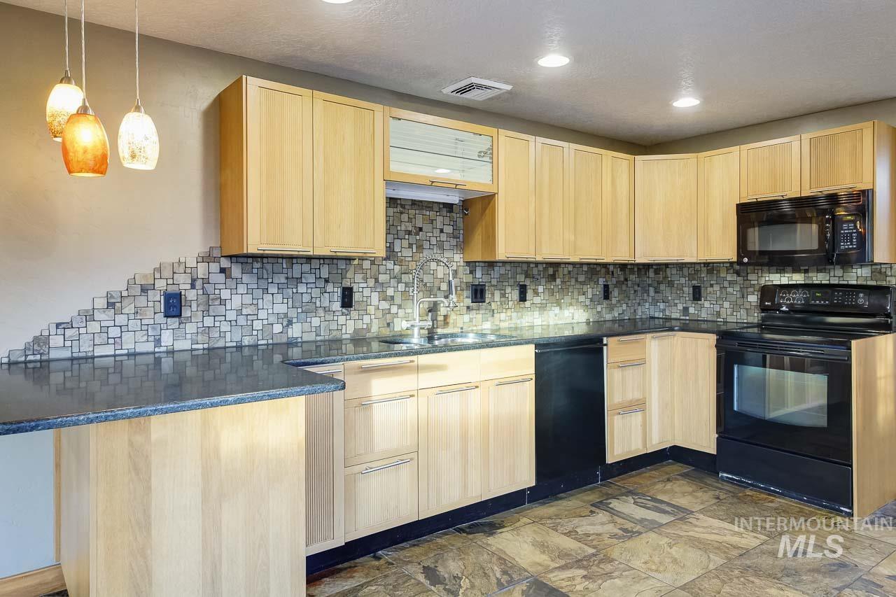 1112 N Whitewater Park Blvd, Boise, Idaho 83703, 3 Bedrooms, 2 Bathrooms, Residential For Sale, Price $569,900, 98981132