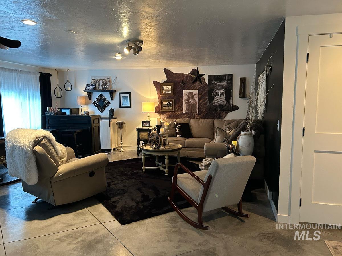 525 S Star Rd, Star, Idaho 83669, 2 Bedrooms, 2 Bathrooms, Residential For Sale, Price $525,000,MLS 98981139