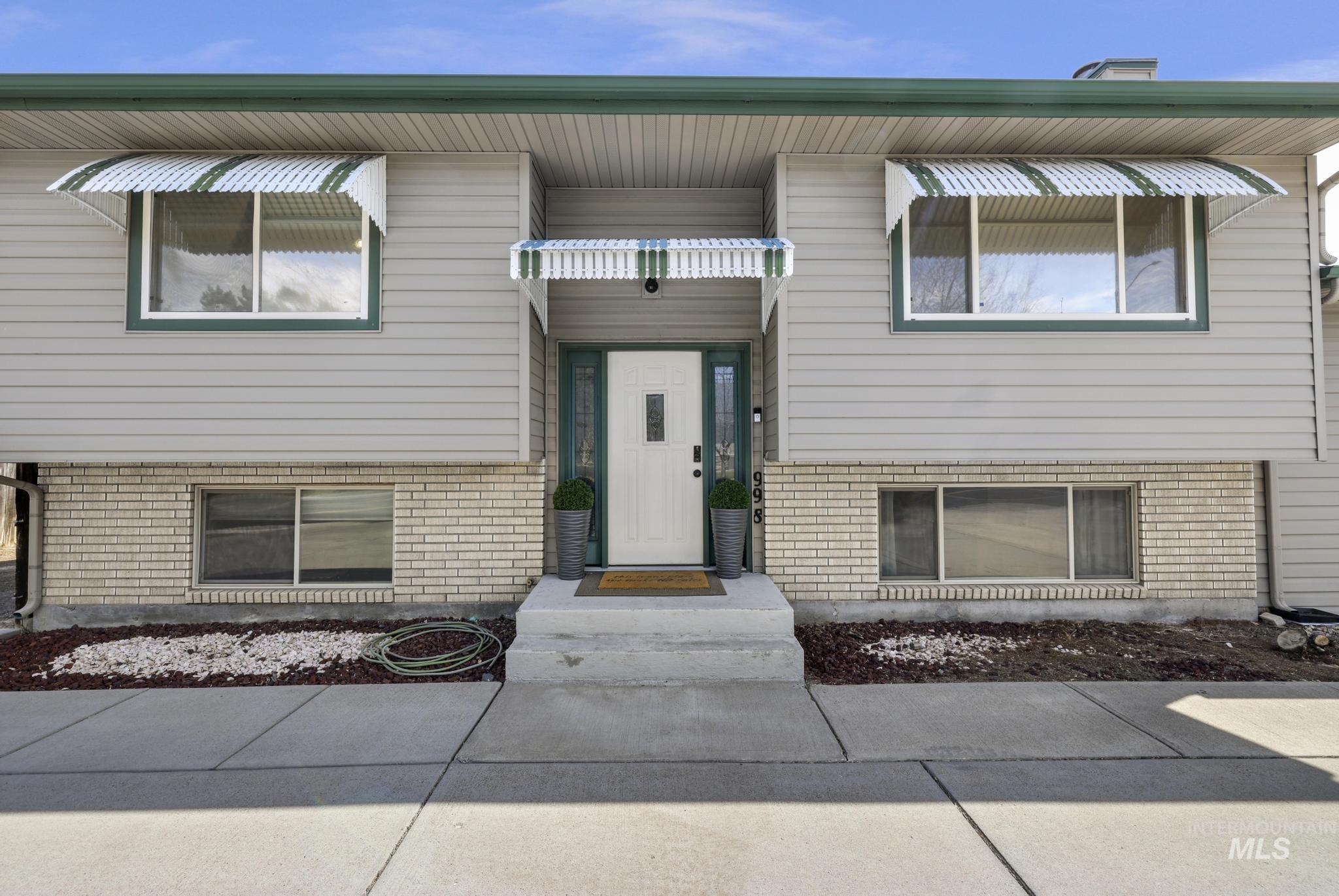 998 N Locust, Twin Falls, Idaho 83301, 4 Bedrooms, 2 Bathrooms, Residential For Sale, Price $385,000, 98981214