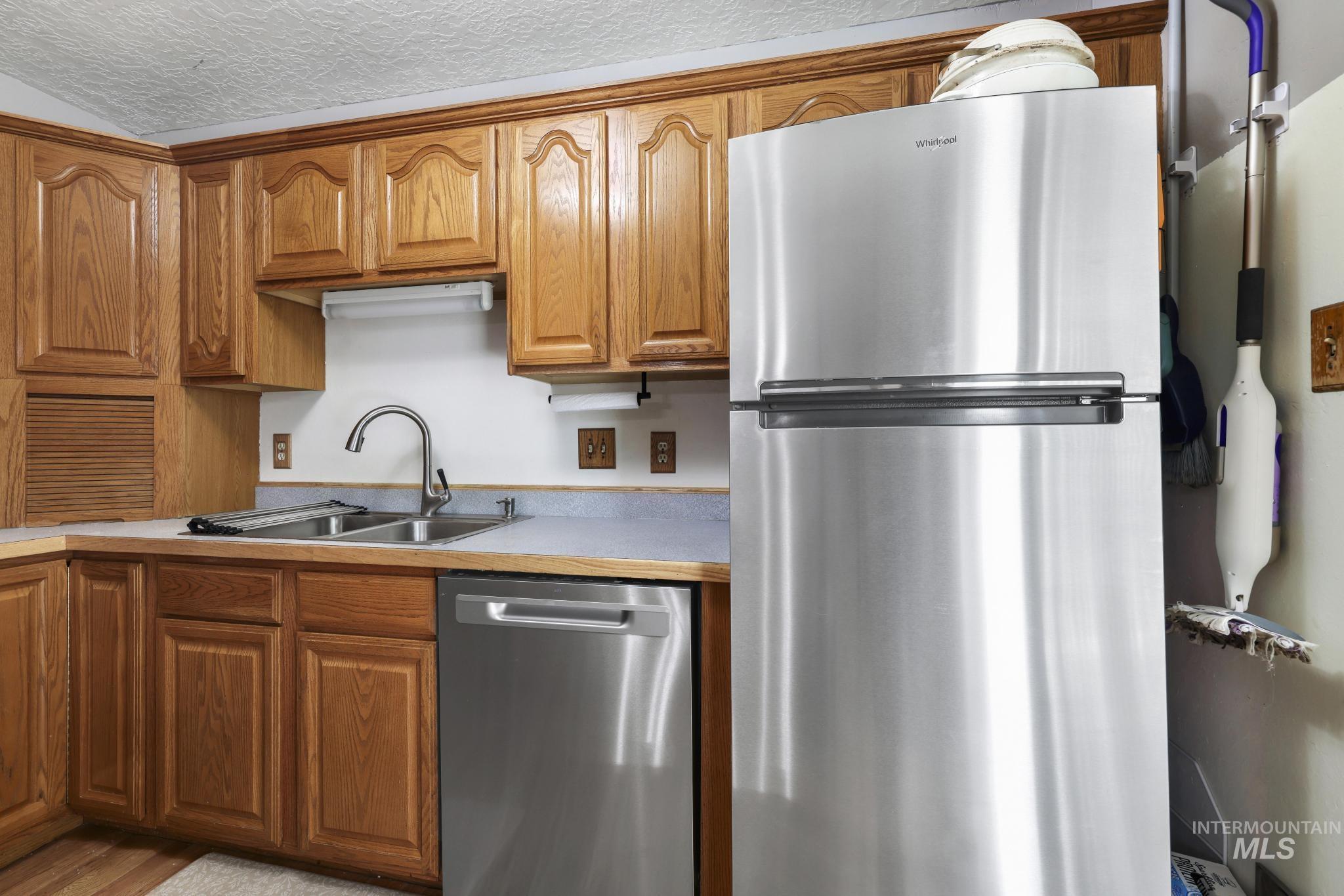 998 N Locust, Twin Falls, Idaho 83301, 4 Bedrooms, 2 Bathrooms, Residential For Sale, Price $385,000, 98981214