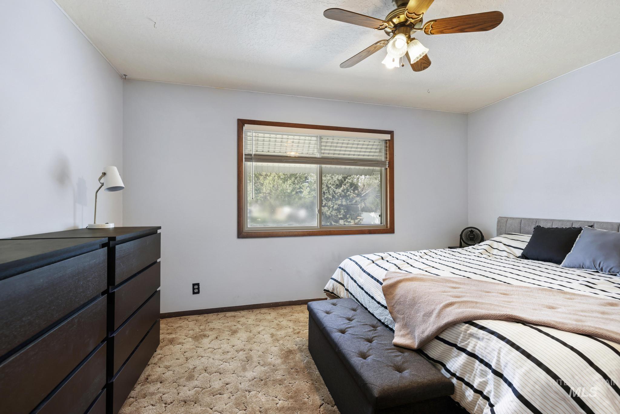 998 N Locust, Twin Falls, Idaho 83301, 4 Bedrooms, 2 Bathrooms, Residential For Sale, Price $385,000, 98981214