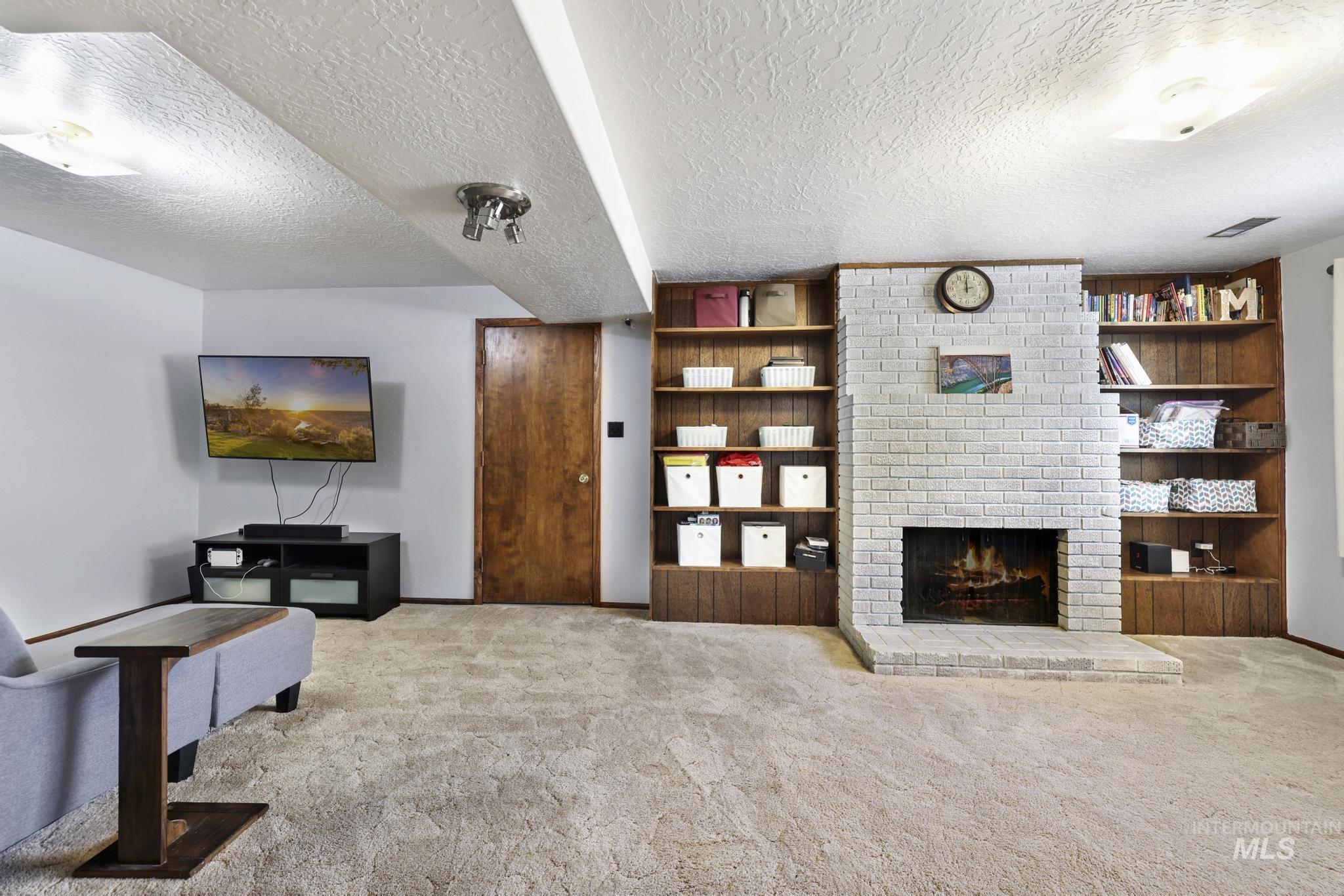 998 N Locust, Twin Falls, Idaho 83301, 4 Bedrooms, 2 Bathrooms, Residential For Sale, Price $385,000, 98981214