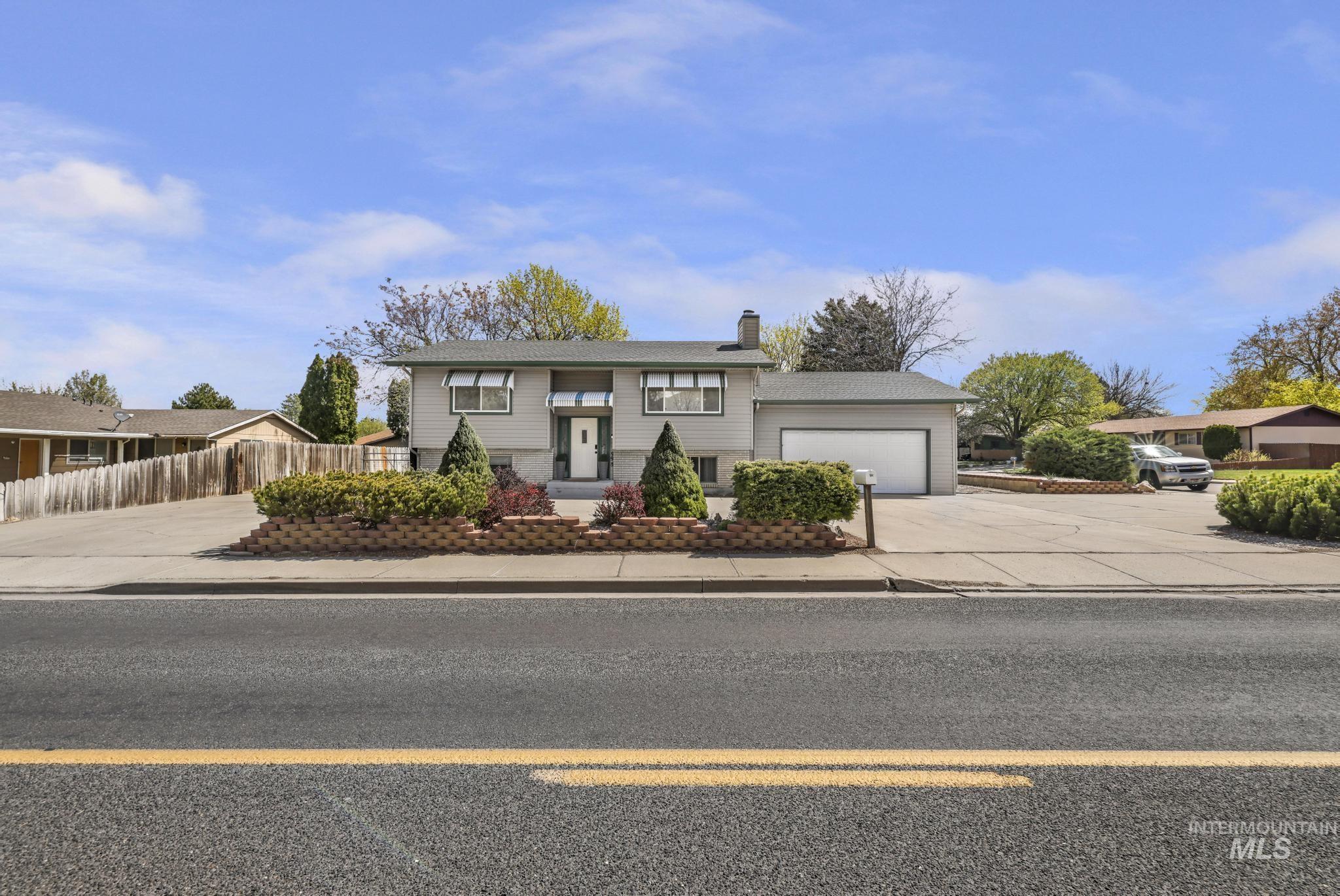 998 N Locust, Twin Falls, Idaho 83301, 4 Bedrooms, 2 Bathrooms, Residential For Sale, Price $385,000, 98981214