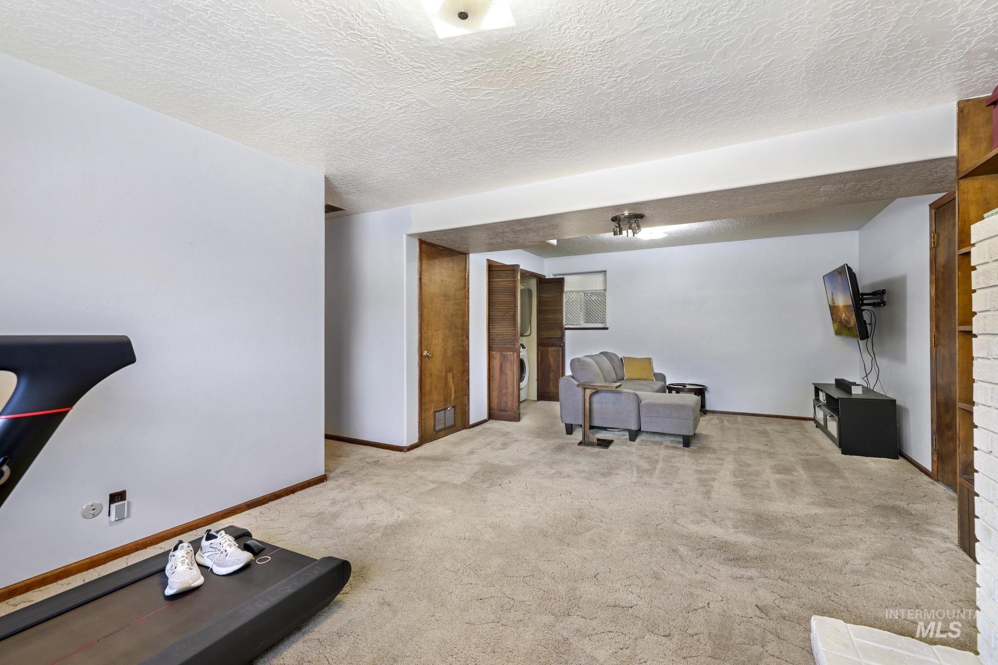 998 N Locust, Twin Falls, Idaho 83301, 4 Bedrooms, 2 Bathrooms, Residential For Sale, Price $385,000, 98981214