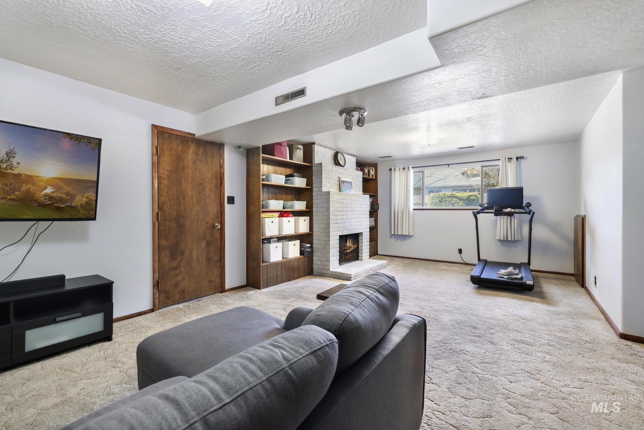 998 N Locust, Twin Falls, Idaho 83301, 4 Bedrooms, 2 Bathrooms, Residential For Sale, Price $385,000, 98981214