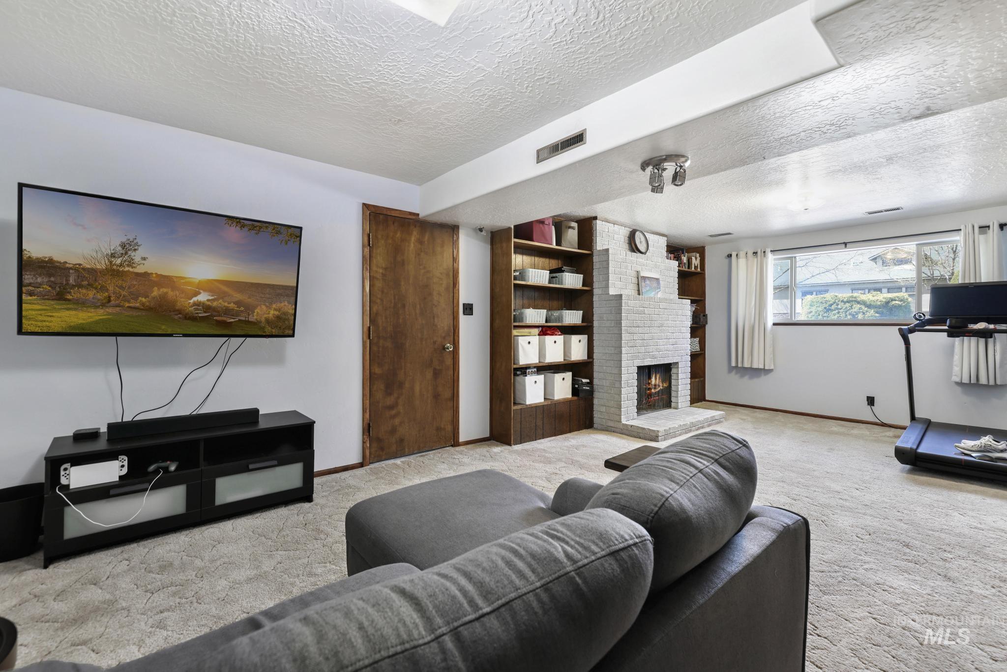 998 N Locust, Twin Falls, Idaho 83301, 4 Bedrooms, 2 Bathrooms, Residential For Sale, Price $385,000, 98981214